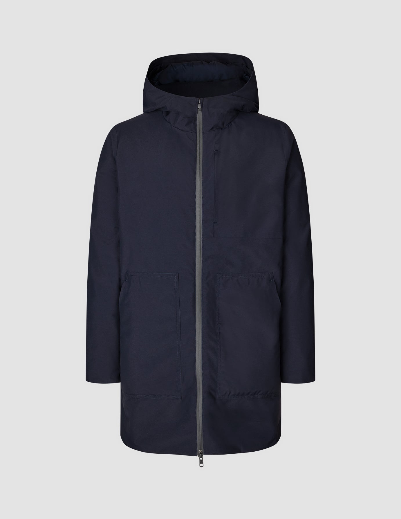 Utility-Jacke in Dunkelblau: Eine wasserdichte, dunkelblaue Kapuzenjacke aus recyceltem Polyester mit einem Reißverschluss vorne und zwei großen aufgesetzten Vordertaschen.